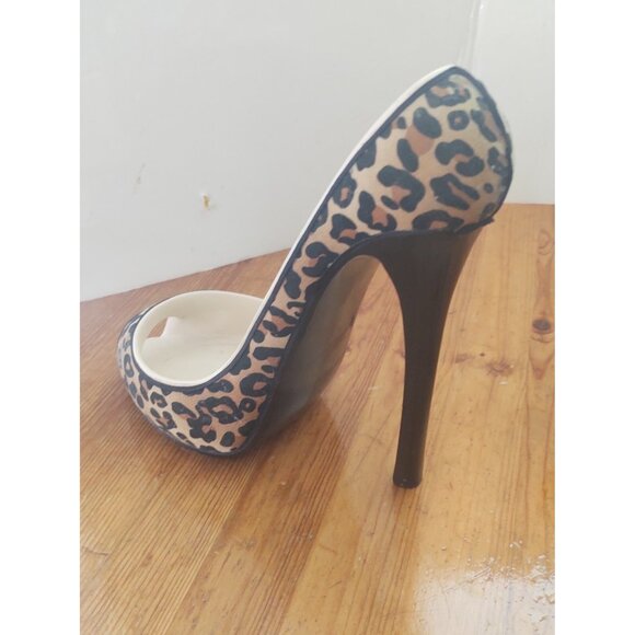 High Heel Leopard Print Wine Bottle Holder by Wild Eyes 8" Tall x 8"x 4" - Picture 4 of 6
